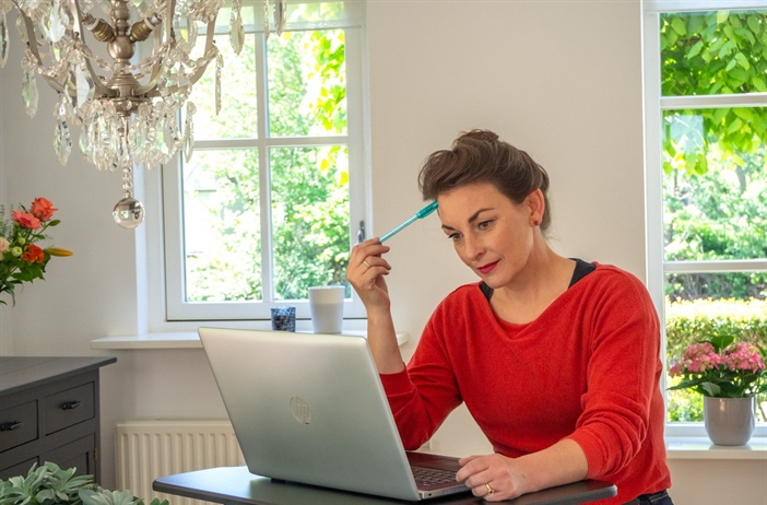 Score Zadelstoel + Werkbladverhoger, een Ergonomische en Flexibele thuiswerkplek!